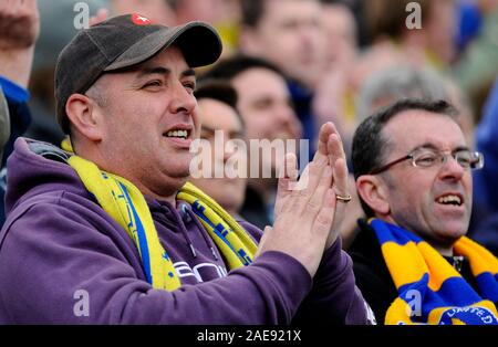 5e mai 2012. - Football nPower League 2 - Hereford United vs Torquay United. Torquay fans cheer sur leur côté. Photographe : Paul Roberts/OneUpTop/Alamy. Banque D'Images