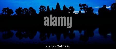 Angkor Wat, au Cambodge d'ossature au crépuscule Banque D'Images