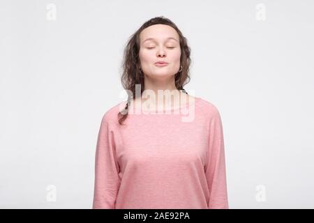 Femme européenne d'offres en attente de baiser avec les yeux fermés. Girl ami vous attend jusqu'à l'embrasser. Walentine saint jour. Studio shot Banque D'Images