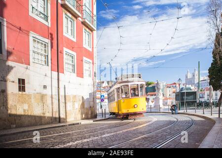 Tram 28 jaune dans Alfama, Lisbonne, Portugal Banque D'Images