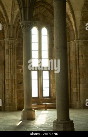 Mont Saint Michel, France - le 25 juillet 2018 - Knight's Hall - la voûte nervurée et les têtes de colonnes joliment décorées sont typiquement gothiques Banque D'Images