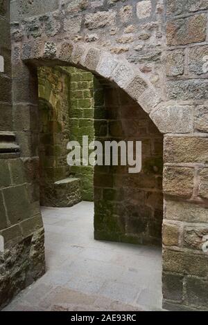 Mont Saint Michel, France - 25 juillet 2018 - couloirs en pierre de l'abbaye Banque D'Images