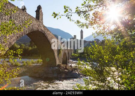 La vieille intuition de secours pont au-dessus de la rivière Trebbia, Bobbio, province de Piacenza, Italie Banque D'Images