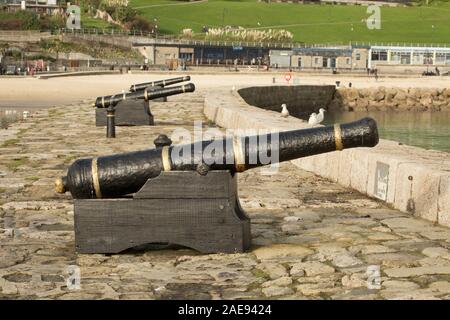 Canons sur le mur oriental de Lyme Regis port. Lyme Regis est situé sur la côte du patrimoine ou de la côte jurassique, et le port est protégé par le Banque D'Images