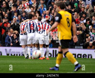 7 avril 2012. Soccer - Football Premiership - West Bromwich Albion contre Blackburn Rovers. Gareth McAuley de West Bromwich Albion célèbre la révélation pour West Bromwich Albion (1-0), alors que David Dunn de Blackburn Rovers marche dernières. Photographe : Paul Roberts/OneUpTop/Alamy. Banque D'Images