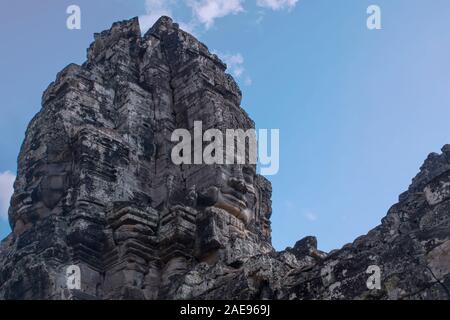 Cambodge, temple Bayon - Mars 2016 : Bayon est remarquable pour les 216 visages de pierre sereine et souriante sur les nombreux tours émergeant de la terra haute Banque D'Images