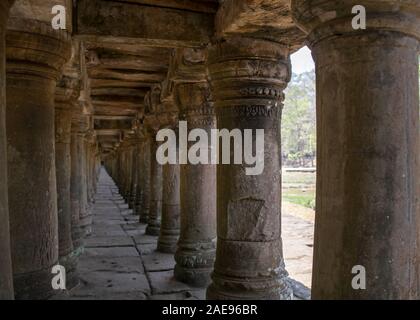 Angkor Thom, au Cambodge, en mars 2016 : une chaussée en pierre soutenu par de nombreuses colonnes finement sculpté fournit une entrée impressionnante pour le temple Baphuon moun Banque D'Images