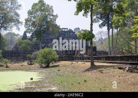 Angkor Thom, au Cambodge, en mars 2016 : Pierre causeway appuyé par de nombreuses colonnes finement sculpté, fournissant une entrée impressionnante pour le temple Baphuon moun Banque D'Images
