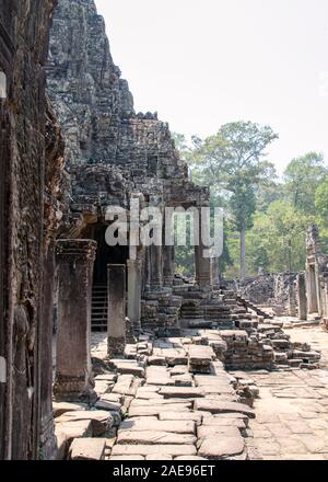 Cambodge, temple Bayon - Mars 2016 : Bayon est remarquable pour les 216 visages de pierre sereine et souriante sur les nombreux tours émergeant de la terra haute Banque D'Images