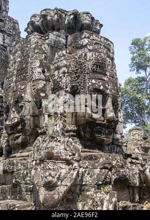 Cambodge, temple Bayon - Mars 2016 : Bayon est remarquable pour les 216 visages de pierre sereine et souriante sur les nombreux tours émergeant de la terra haute Banque D'Images