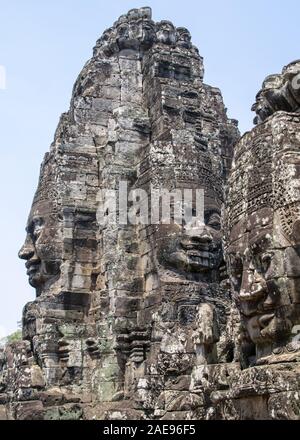 Cambodge, temple Bayon - Mars 2016 : Bayon est remarquable pour les 216 visages de pierre sereine et souriante sur les nombreux tours émergeant de la terra haute Banque D'Images