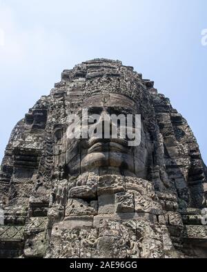 Cambodge, temple Bayon - Mars 2016 : Bayon est remarquable pour les 216 visages de pierre sereine et souriante sur les nombreux tours émergeant de la terra haute Banque D'Images