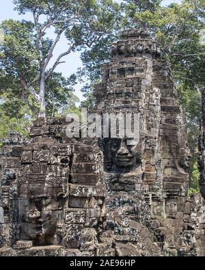 Cambodge, temple Bayon - Mars 2016 : Bayon est remarquable pour les 216 visages de pierre sereine et souriante sur les nombreux tours émergeant de la terra haute Banque D'Images