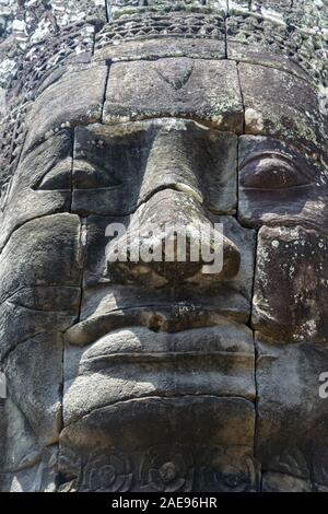 Cambodge, temple Bayon - Mars 2016 : Bayon est remarquable pour les 216 visages de pierre sereine et souriante sur les nombreux tours émergeant de la terra haute Banque D'Images