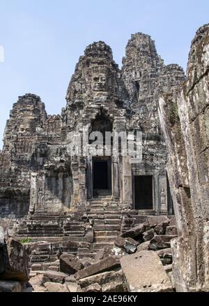 Cambodge, temple Bayon - Mars 2016 : Bayon est remarquable pour les 216 visages de pierre sereine et souriante sur les nombreux tours émergeant de la terra haute Banque D'Images