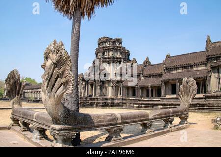 Angkor Wat, au Cambodge - Mars 2016 : Naga près du temple principal d'Angkor Wat. Initialement construit au début du xiie siècle les ruines sont une grande tournée Banque D'Images