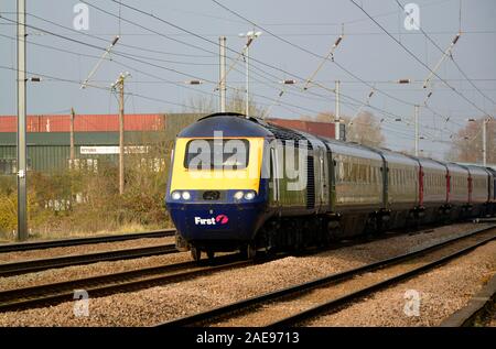 Classe 43 Hull Trains TVH 43010 et 43020 en prêt à partir de la GWR passe Offord Cluny sur la ligne côtière est, Cambridgeshire UK Banque D'Images