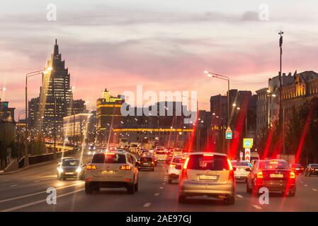 Moscou, Russie, 11.09.2019. Soir Moscou. Garden Ring, photo de la voiture. La lueur des lanternes et le Ciel de coucher du soleil. Banque D'Images
