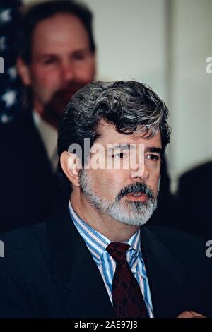 Créateur de Star Wars George Lucas, PDG de LucasFilms technologie lors d'un événement organisé par le président Bill Clinton dans la Roosevelt Room de la Maison Blanche le 1 octobre 1995 à Washington, DC. Debout derrière Lucas est Time Warner PDG Michael Eisner. Banque D'Images