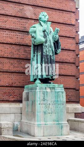 Statue Monument à Martin Luther par Otto Lessing sculpteur par l'église protestante luthérienne de St Michael Hambourg Allemagne Banque D'Images