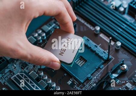 Valencia, Espagne - 12 août 2019 : AMD Ryzen 3700x processeur dans le socket de la carte mère X570. New Zen 2, 7 processeurs de bureau nanométrique par AMD. Très populaire 3 Banque D'Images