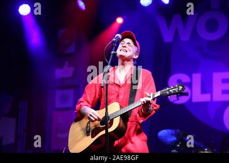 Fran Healy de Travis band écossais jouant à la Big Sleep à Trafalgar Square à Londres. Dans le monde de la rue tentent de recueillir des fonds pour les sans-abri de bienfaisance . Banque D'Images