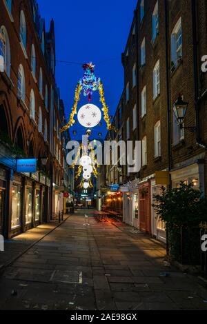 Londres, UK - Décembre 07, 2017 : les lumières de Noël sur Gee's Court, une destination populaire pour les acheteurs, West End Banque D'Images