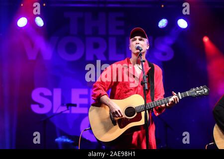 Fran Healy de Travis band écossais jouant à la Big Sleep à Trafalgar Square à Londres. Dans le monde de la rue tentent de recueillir des fonds pour les sans-abri de bienfaisance . Banque D'Images