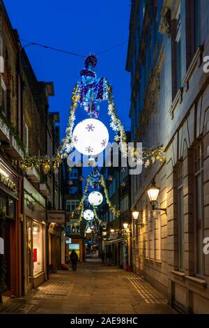 Londres, UK - Décembre 07, 2017 : les lumières de Noël sur Gee's Court, une destination populaire pour les acheteurs de West End Banque D'Images