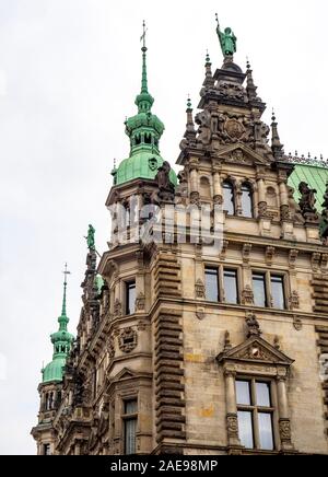 Spires sculptures et statues sur les gables et le toit de l'hôtel de ville de Hambourg Rathaus Hambourg Allemagne Banque D'Images