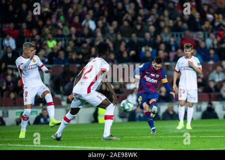 Camp Nou, Barcelona, Catalonia, Espagne. 7 Décembre, 2019. La Liga Football, Barcelone et Real Club Deportivo Mallorca ; Lionel Messi du FC Barcelone tire et les scores de 2-0 en 17e minute contre le RCD Majorque - usage éditorial : Action Crédit Plus Sport/Alamy Live News Banque D'Images