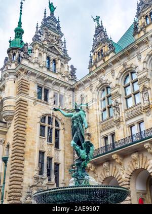 Statue de sculpture en bronze et fontaine Hygieia Brunnen dans la cour de l'hôtel de ville de Rathaus Hambourg Allemagne. Banque D'Images