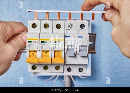 L'installation de nouvelles unités de consommation avec fusibles ou disjoncteurs automatiques. L'utilisation de barres de connexion un électricien pour le montage de la boîte à fusibles. Installation d'ELAP Banque D'Images