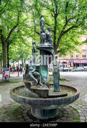 Jubilee fontaine bronze sculpture statues et escalier en spirale par Doris Waschk-Balz sculpteur à Grossneumark Neustadt Hambourg Allemagne Banque D'Images