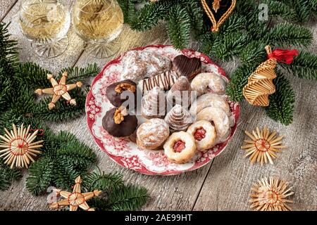Des ruches, des croissants à la vanille et d'autres cookies de Noël tchèque typique sur une plaque d'époque, avec des branches de sapin et décorations de paille Banque D'Images