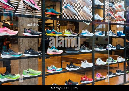 - Noveber Hongkong, 2019 : Nike baskets dans en vitrine à HongKong dans la rue de l'espadrille Banque D'Images
