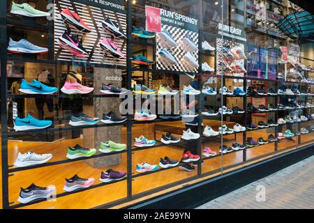 - Noveber Hongkong, 2019 : Nike baskets dans en vitrine à HongKong dans la rue de l'espadrille Banque D'Images