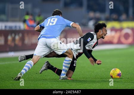 Rome, Italie. 07Th Dec, 2019. Juan Miguel, de la Juventus est contestée par Senad Lulic de SS Lazio au cours de la Serie une correspondance entre le Latium et la Juventus au Stadio Olimpico, Rome, Italie, le 7 décembre 2019. Photo par Giuseppe maffia. Credit : UK Sports Photos Ltd/Alamy Live News Banque D'Images