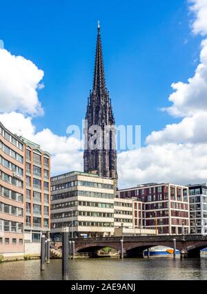 Flèche gothique de l'église St Nicolas WW 2 Memorial et appartements résidentiels et immeubles de bureaux sur le canal Nikolaifleet Hambourg Allemagne Banque D'Images