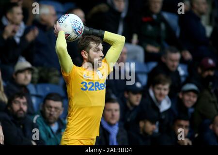 Londres, Royaume-Uni. 07Th Dec, 2019. Ben Pearson de Preston North End prend une remise en jeu au cours de l'EFL Skybet match de championnat, Queens Park Rangers v Preston North End à la Fondation Prince Kiyan, stade Loftus Road à Londres le samedi 7 décembre 2019. Cette image ne peut être utilisé qu'à des fins rédactionnelles. Usage éditorial uniquement, licence requise pour un usage commercial. Aucune utilisation de pari, de jeux ou d'un seul club/ligue/dvd publications. Photos par Tom Smeeth/Andrew Orchard la photographie de sport/Alamy live news Crédit : Andrew Orchard la photographie de sport/Alamy Live News Banque D'Images