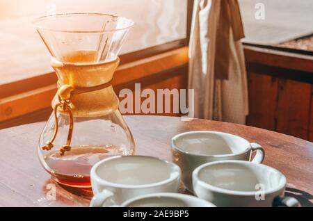 Tasses de café et chemex. Terrasse de café Banque D'Images