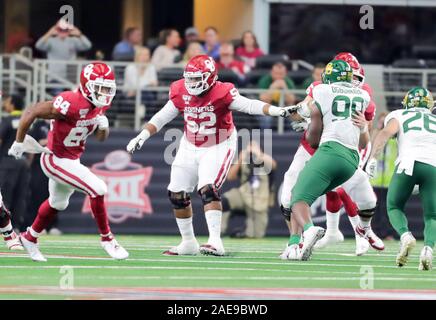 Arlington, Texas, USA. 7 Décembre, 2019. Plus tôt l'Oklahoma guard Tyrese Robinson (52) pendant le Big 12 NCAA Football Championnat match entre l'Ours et la Baylor University of Oklahoma Sooners à AT&T Stadium à Arlington, au Texas. Tom Sooter/CSM/Alamy Live News Banque D'Images