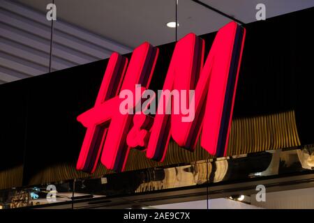 - Novembre 2019, Hongkong : Détail de la H&M store logo à HongKong. H&M est une multinationale suédoise retail-Clothing Company Banque D'Images