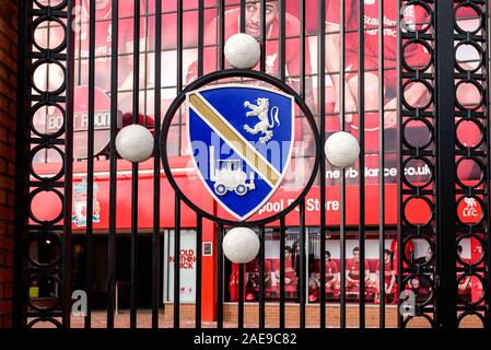 LIVERPOOL, ANGLETERRE - UK - 14 MAI 2015 : Le logo sur la porte du Liverpool Football Club au stade d'Anfield en miséricorde, Liverpool UK. Banque D'Images