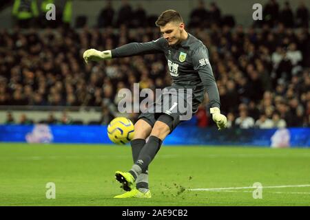 Londres, Royaume-Uni. 07Th Dec, 2019. Nick Pope, le gardien de but de Burnley en action. Le Premier Ministre de l'EPL League, Tottenham Hotspur v Burnley au Tottenham Hotspur Stadium à Londres le samedi 7 décembre 2019. Cette image ne peut être utilisé qu'à des fins rédactionnelles. Usage éditorial uniquement, licence requise pour un usage commercial. Aucune utilisation de pari, de jeux ou d'un seul club/ligue/dvd publications pic par Steffan Bowen/Andrew Orchard la photographie de sport/Alamy live news Crédit : Andrew Orchard la photographie de sport/Alamy Live News Banque D'Images