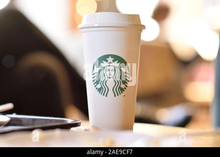 PENANG, MALAISIE - 09 juin 2019 : à emporter, Starbucks Coffee cup avec logo, fond intérieur effet bokeh. Starbucks est la plus grande maison du café wi Banque D'Images