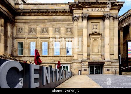 LIVERPOOL, ANGLETERRE - 19 MAI 2015 : Entrée de la bibliothèque centrale de Liverpool. Banque D'Images