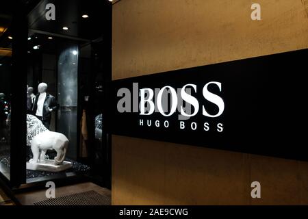 - Noveber Hongkong, 2019 : Hugo Boss sur l'affichage du logo Shop façade et fenêtre de magasinage à Hongkong Banque D'Images