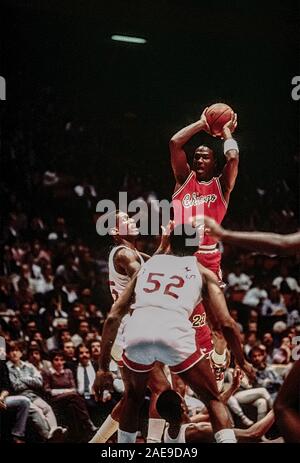 Michael Jordan, Chicago Bull dans un match contre New Jersey Nets en 1985. Banque D'Images