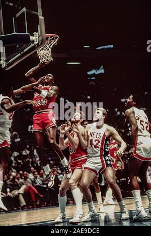 Michael Jordan, Chicago Bull dans un match contre New Jersey Nets en 1985. Banque D'Images